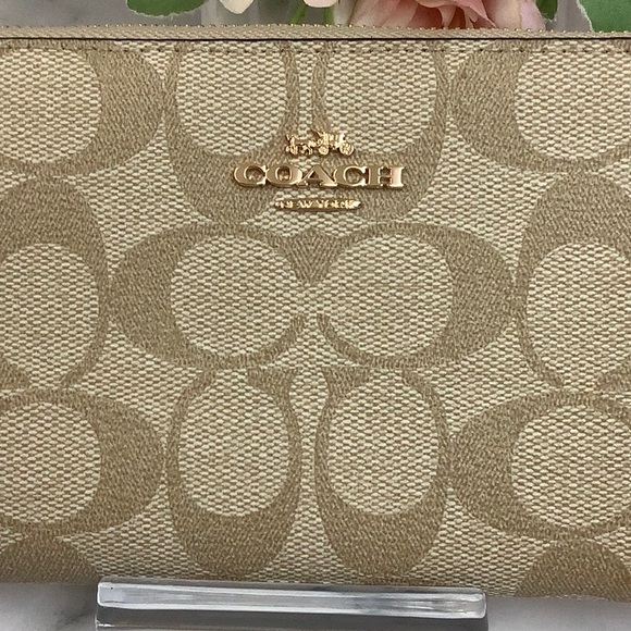 NWT- COACH- Medium Zip Around Wallet - Picture 2 of 5